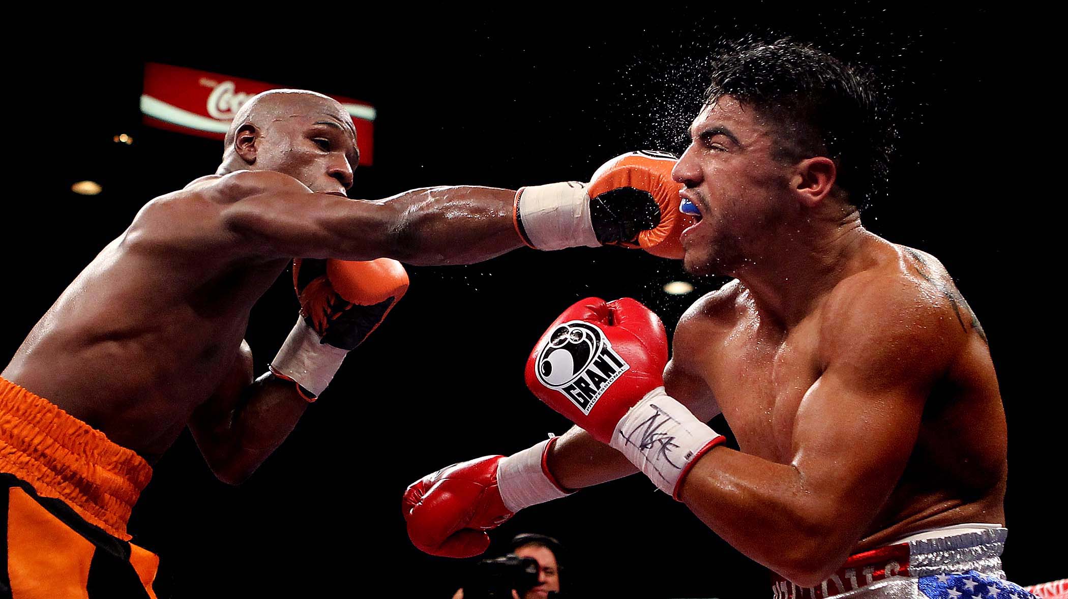 Dynamic Boxing Match HD Wallpaper