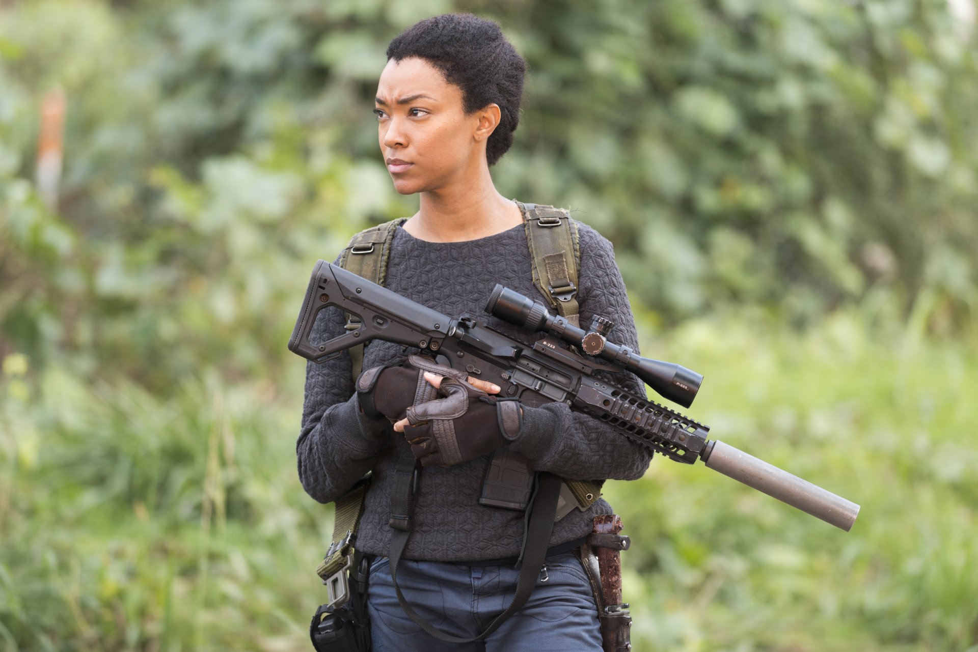 Download Sonequa Martin Green Gun Tv Show The Walking Dead 4k Ultra Hd Wallpaper