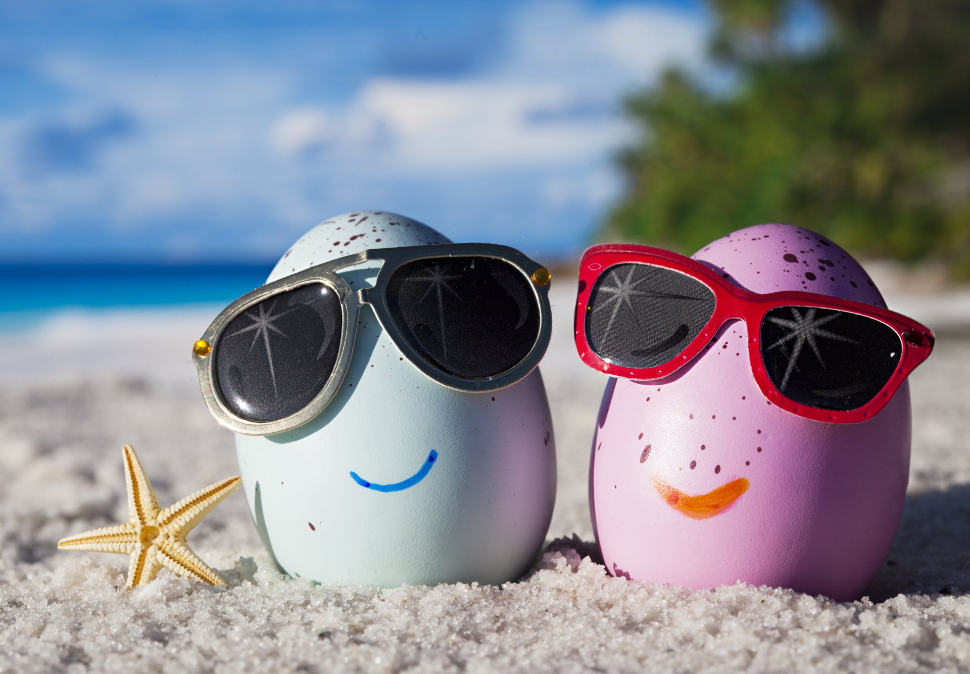 Download Sunglasses Egg Beach Artistic Summer 4k Ultra Hd Wallpaper