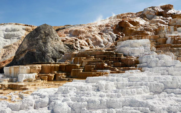 5K Ultra HD PC desktop wallpaper and background of nature: terraced white and rust-colored limestone formations with a large boulder under a clear blue sky.