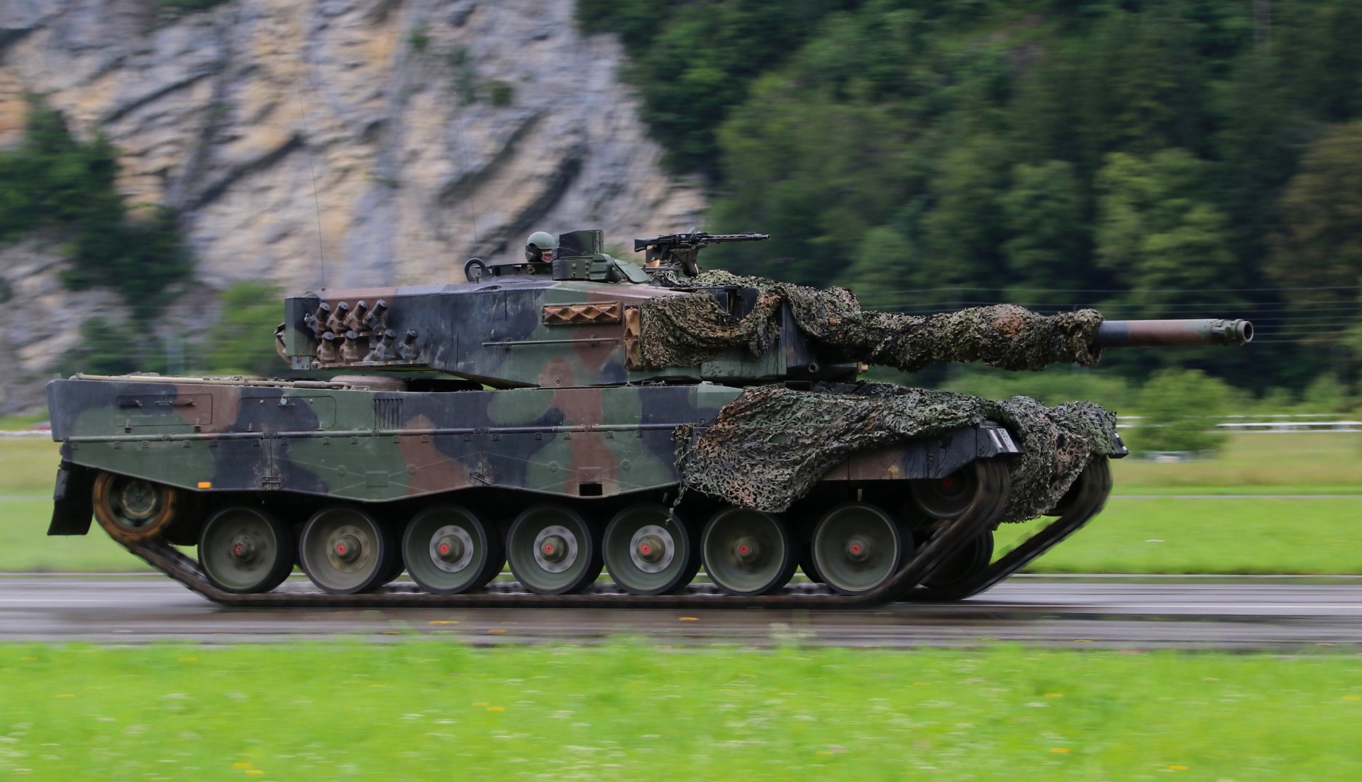 Download Tank Military Leopard 2 4k Ultra HD Wallpaper