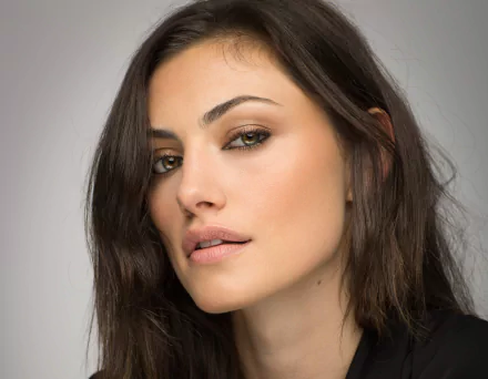 Close-up HD desktop wallpaper of a brunette Australian actress and model Phoebe Tonkin with a neutral expression against a plain background.