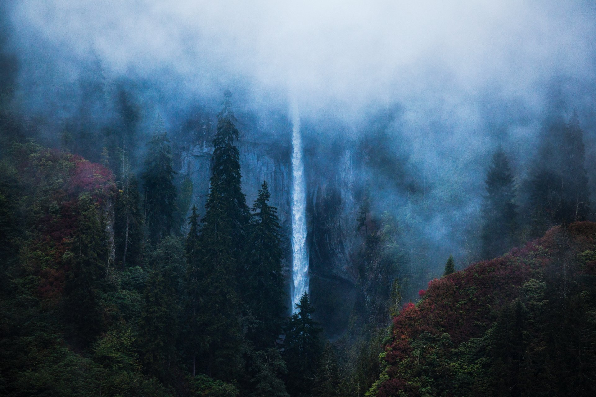 4K Ultra HD PC desktop wallpaper: fog-wrapped waterfall cascading down a steep Turkish cliff through dark evergreens and rust-colored foliage.
