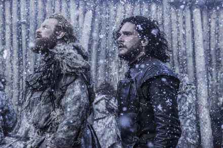 Tormund Giantsbane and Jon Snow stand amidst falling snow in this stunning 4K Ultra HD wallpaper from the TV show Game of Thrones, capturing a moment of camaraderie.