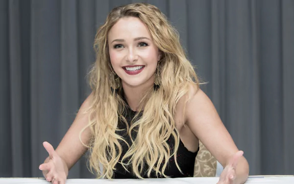 green eyes earrings American lipstick smile blonde actress Celebrity Hayden Panettiere HD Desktop Wallpaper | Background Image