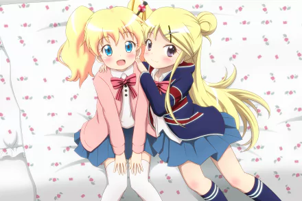 HD anime desktop wallpaper featuring two KINMOZA! characters with blonde hair, one in a pink outfit and the other in a navy school uniform, sitting closely on a patterned surface.