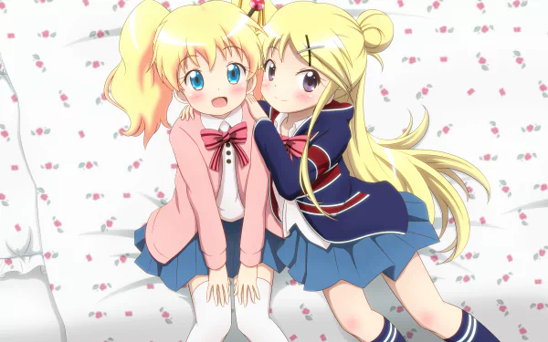 HD anime desktop wallpaper featuring two KINMOZA! characters with blonde hair, one in a pink outfit and the other in a navy school uniform, sitting closely on a patterned surface.