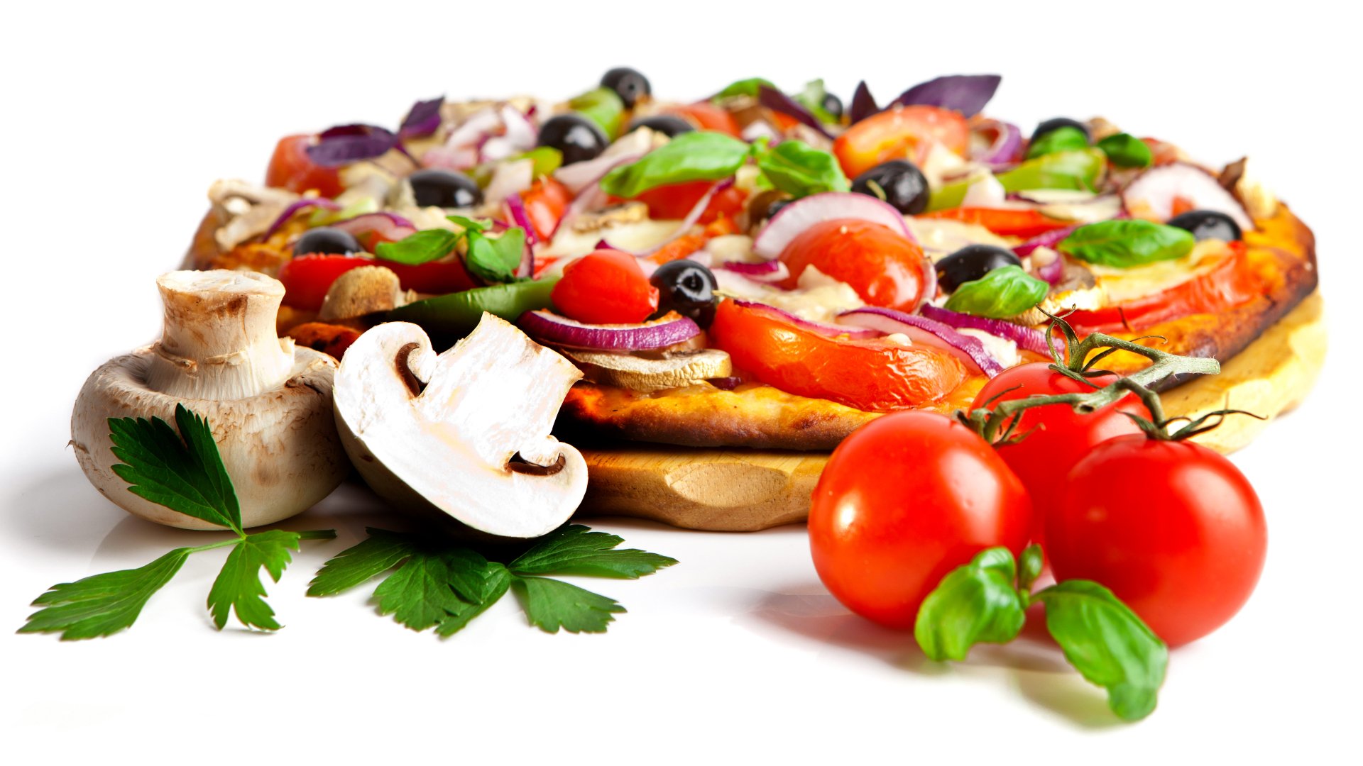 4K Ultra HD desktop wallpaper featuring a close-up of a delicious pizza topped with mushrooms, tomatoes, olives, onions, and fresh herbs on a white background.