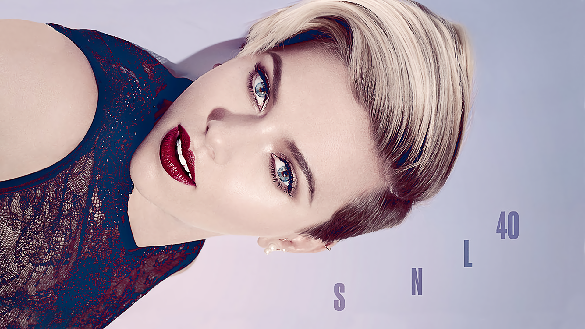 HD desktop wallpaper featuring Scarlett Johansson promoting the TV show Saturday Night Live with a sleek look and bold makeup against a light background.