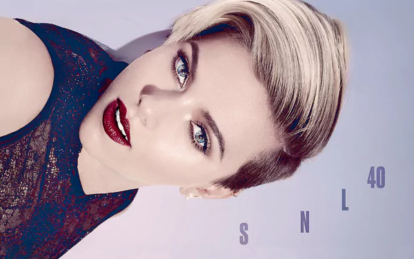 HD desktop wallpaper featuring Scarlett Johansson promoting the TV show Saturday Night Live with a sleek look and bold makeup against a light background.