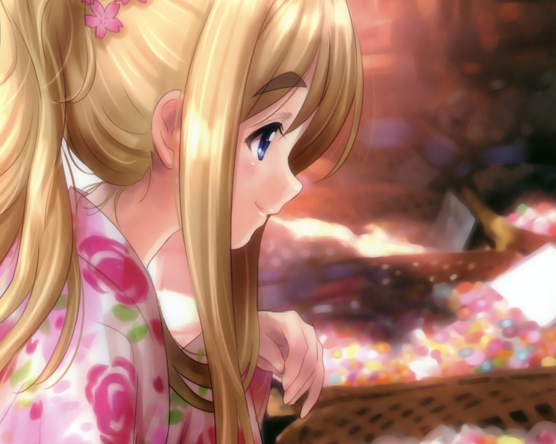 Tsumugi Kotobuki from K-ON! in anime profile, blonde hair and floral kimono, warm bokeh lights behind her — 2K Quad HD PC desktop wallpaper