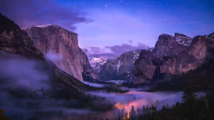 Winter fog blankets the forest and mountains of Yosemite National Park, captured in this stunning HD desktop wallpaper showcasing serene natural beauty.