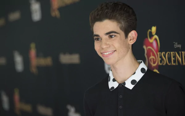 HD wallpaper of a smiling person at the 'Descendants' event, suitable as a desktop background.