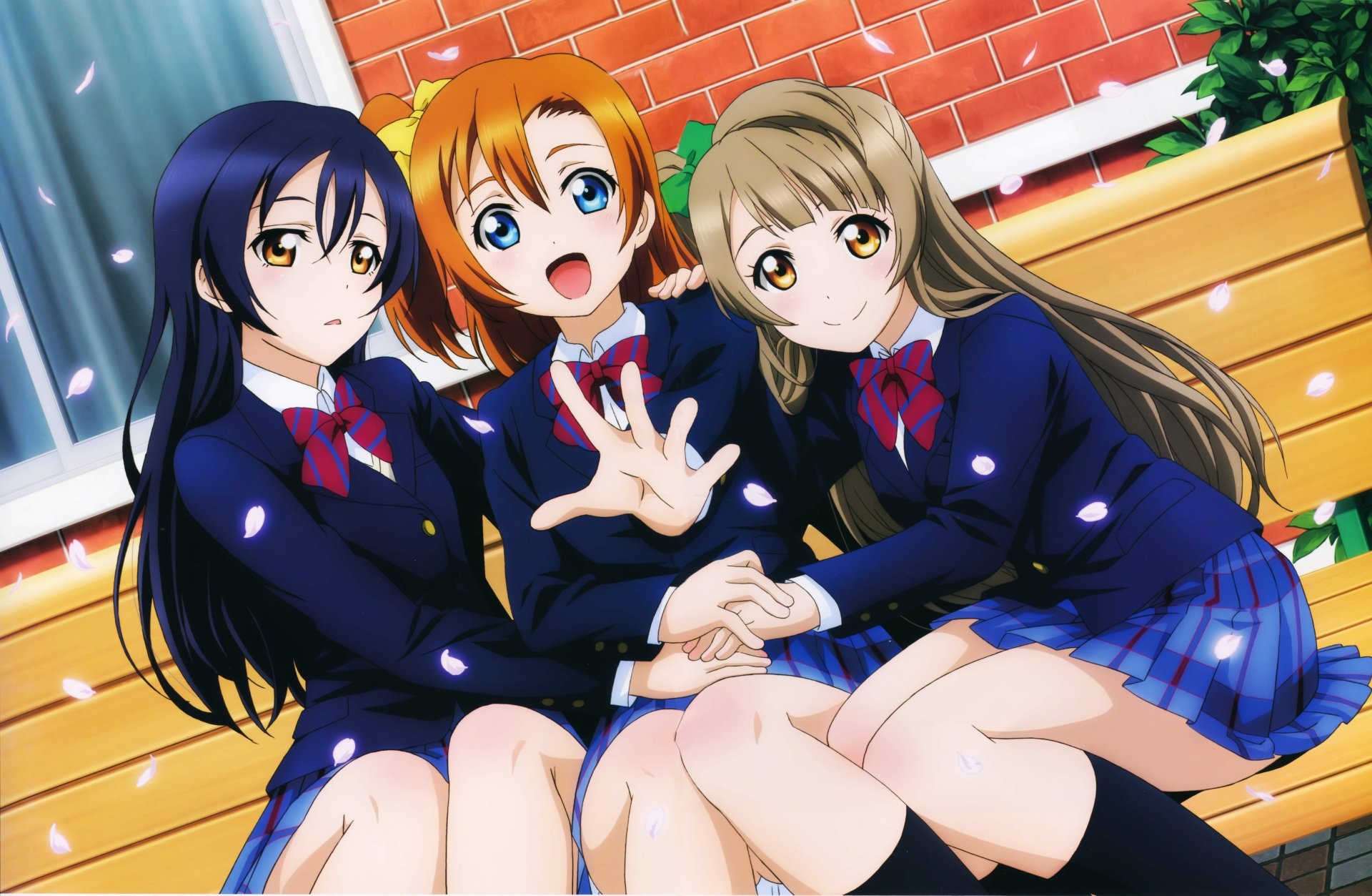 HD desktop wallpaper featuring Umi Sonoda, Honoka Kousaka, and Kotori Minami from the anime Love Live!, sitting on a bench in school uniforms, surrounded by falling cherry blossoms.
