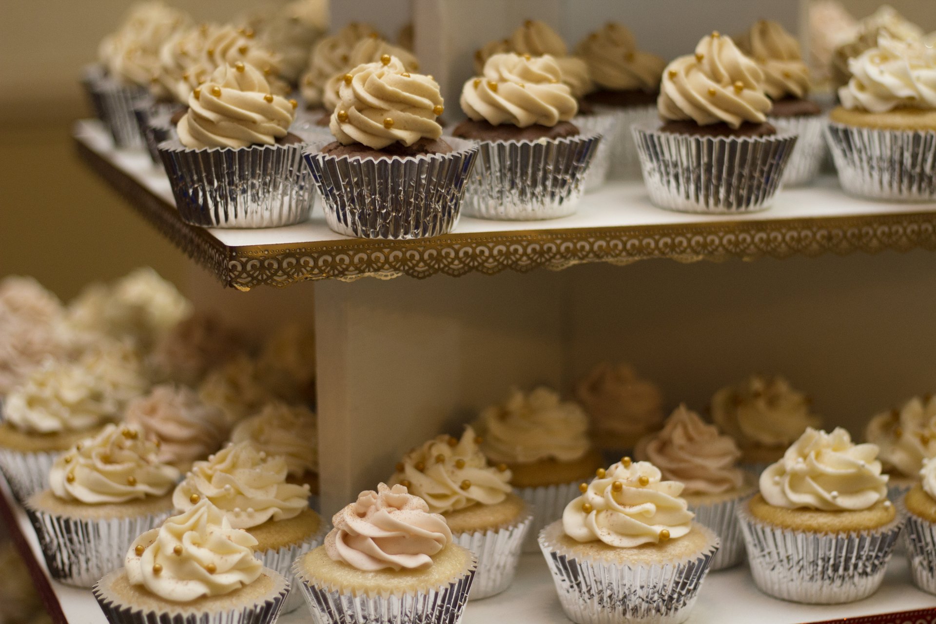HD desktop wallpaper showing rows of cupcakes topped with creamy swirls, showcasing delightful sweets and food in an inviting display.