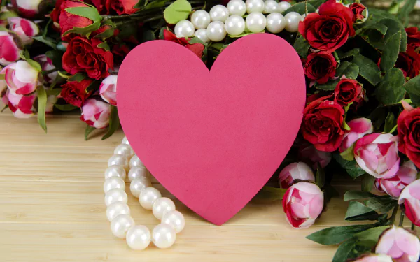 4K Ultra HD PC desktop wallpaper: pink heart on a strand of pearls surrounded by red and pink roses — Valentine’s Day holiday flower background.