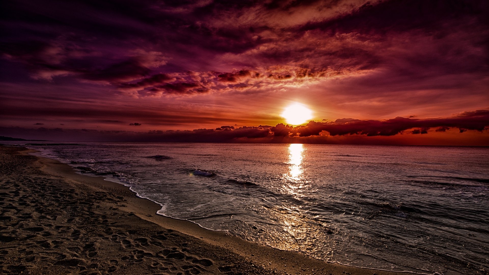 Sunset Serenity HD Beach Horizon With Clouds And Ocean Waves 