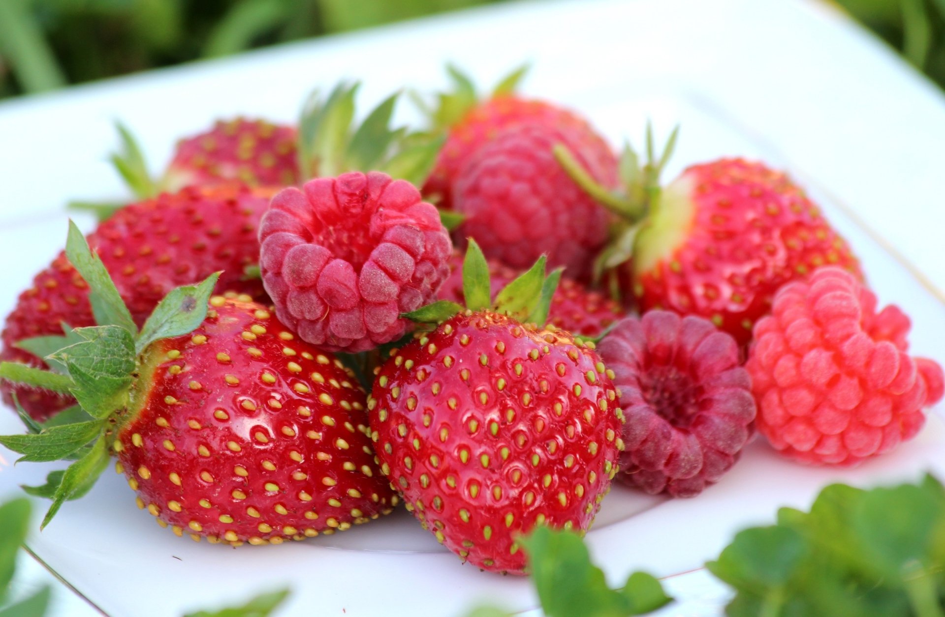 Red Berry Medley - Raspberry & Strawberry HD Fruit Wallpaper ...