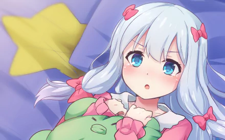 HD desktop wallpaper featuring Sagiri Izumi from the anime EroManga-Sensei. She has blue hair adorned with pink bows and is lying on a bed with a star-shaped pillow in the background.