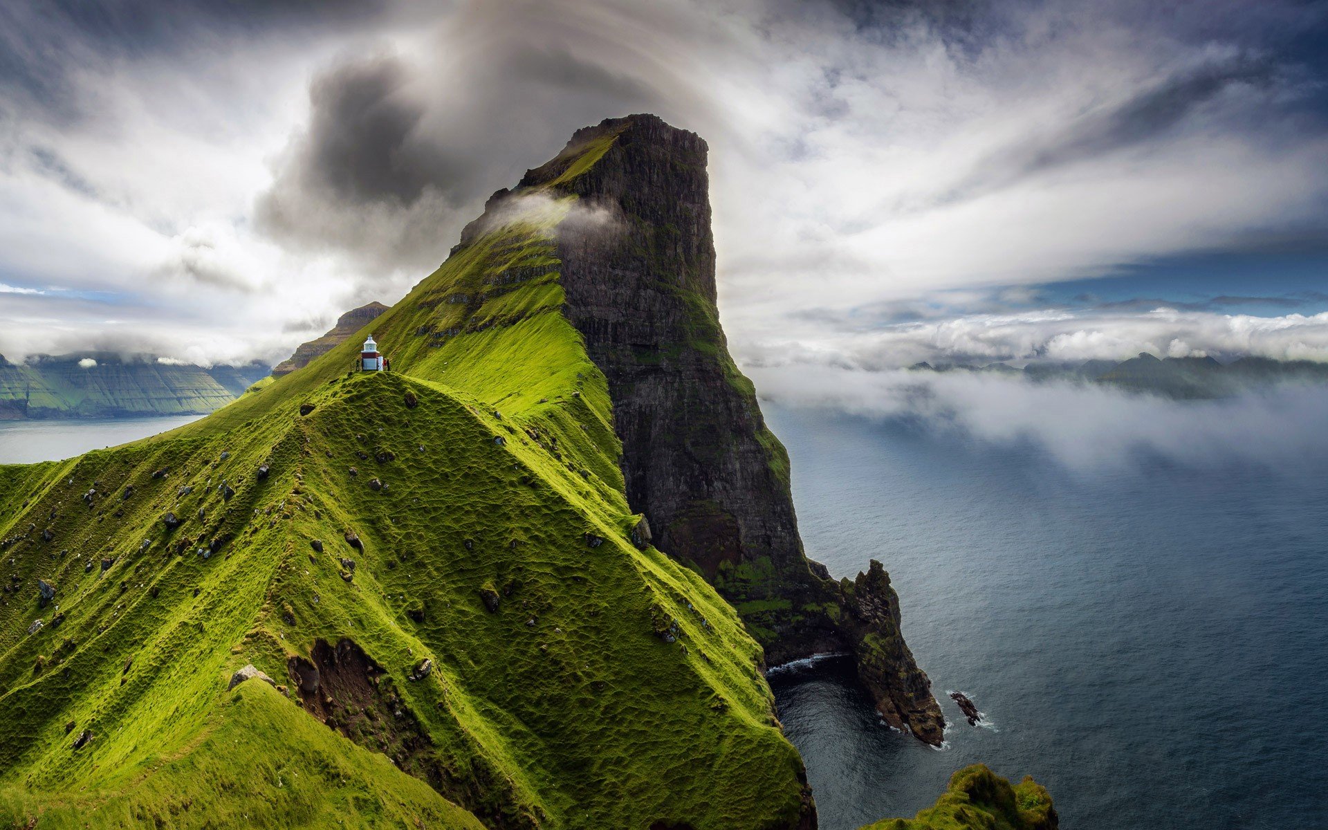 Острый пейзаж. Фарерские острова остров Калсой. Фарерские острова (Faroe Islands), Дания. Маяк Каллур Фарерские острова. Гора Идинг Сковхой Дания.