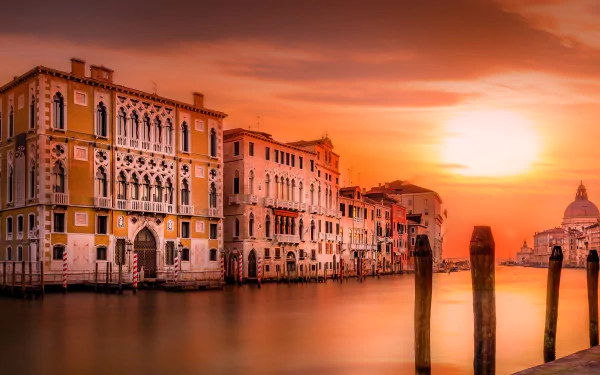 Sunset casts warm hues over historic Venetian architecture along the Grand Canal in Italy, captured in stunning 4K Ultra HD detail.