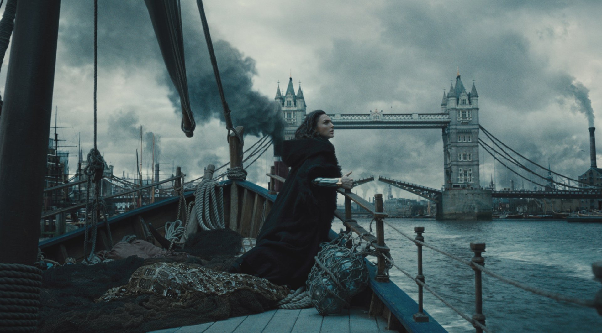 HD desktop wallpaper of Gal Gadot as Wonder Woman, standing on a boat with London's Tower Bridge in the background, from the movie Wonder Woman.