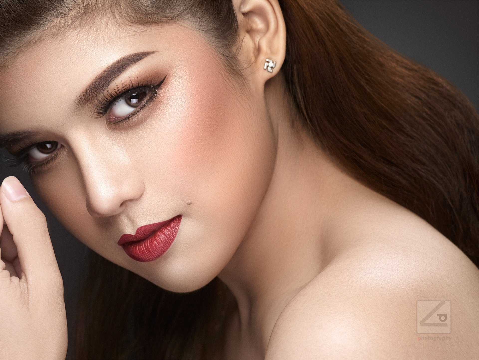 Elegant Gaze Model HD Wallpaper | 2000x1502 | Wallpaper Abyss