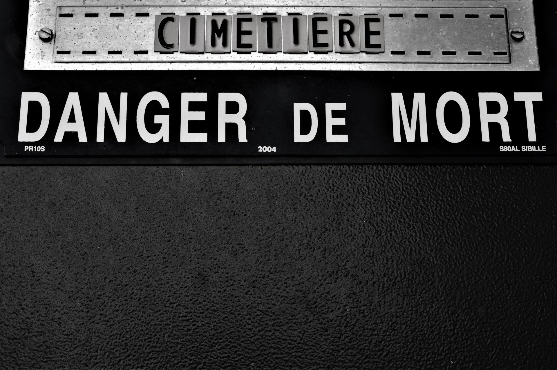 Black and white 4K Ultra HD PC desktop wallpaper showing a French sign that reads Danger de Mort (Danger of Death) beneath a partial word Cimetière (Cemetery).