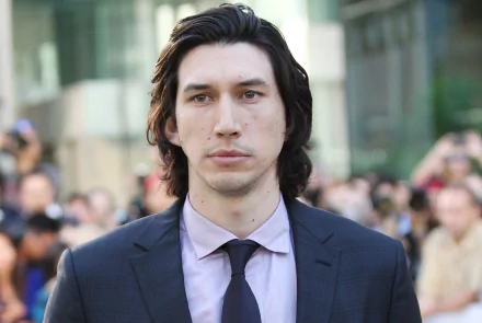 HD desktop wallpaper featuring a man in a suit against a blurred crowd background.