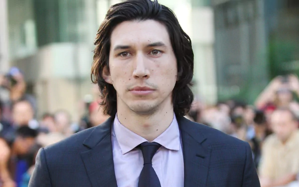 HD desktop wallpaper featuring a man in a suit against a blurred crowd background.
