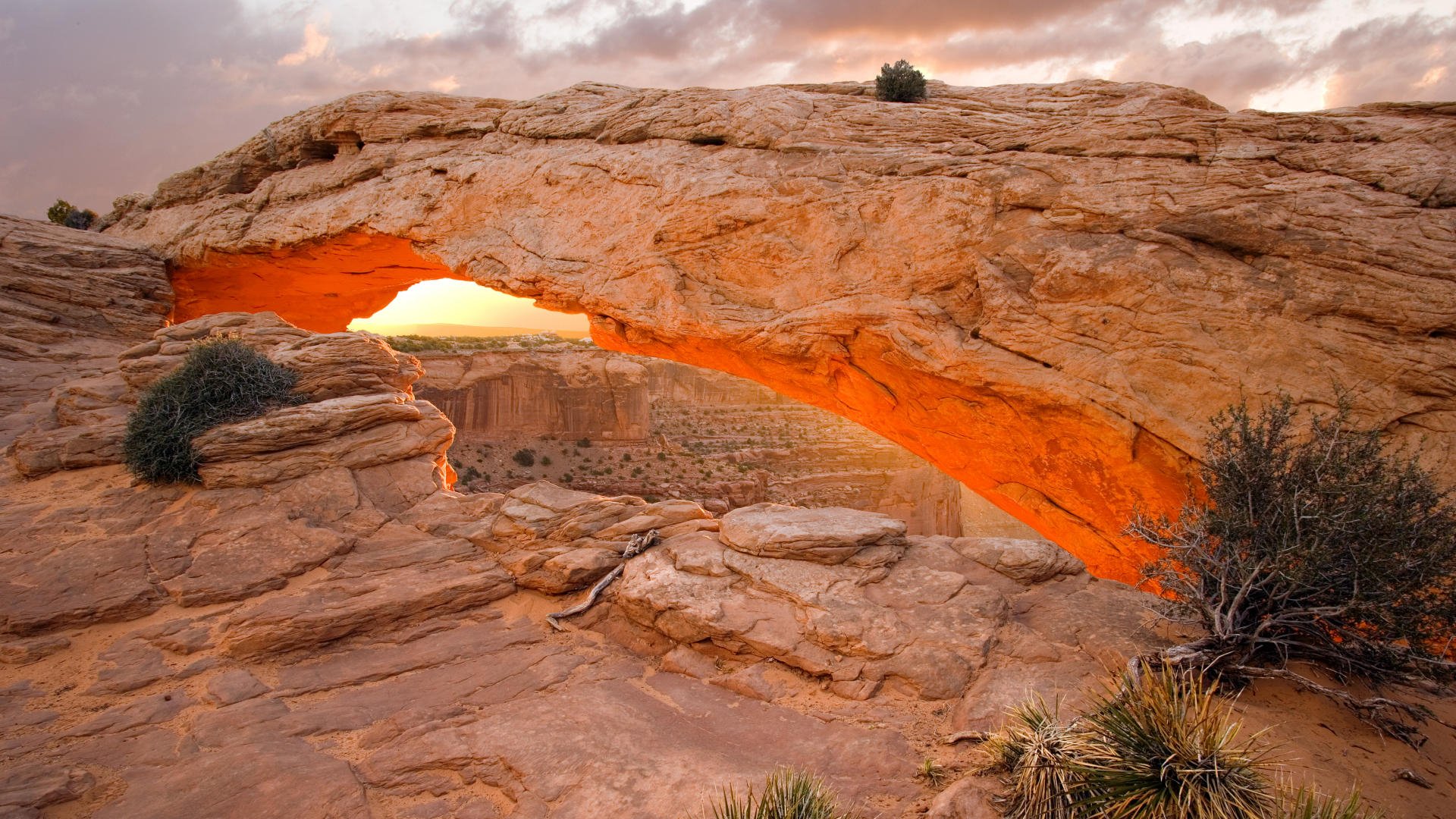 **Desert Serenity: HD Wallpaper of Nature's Majestic Arch**