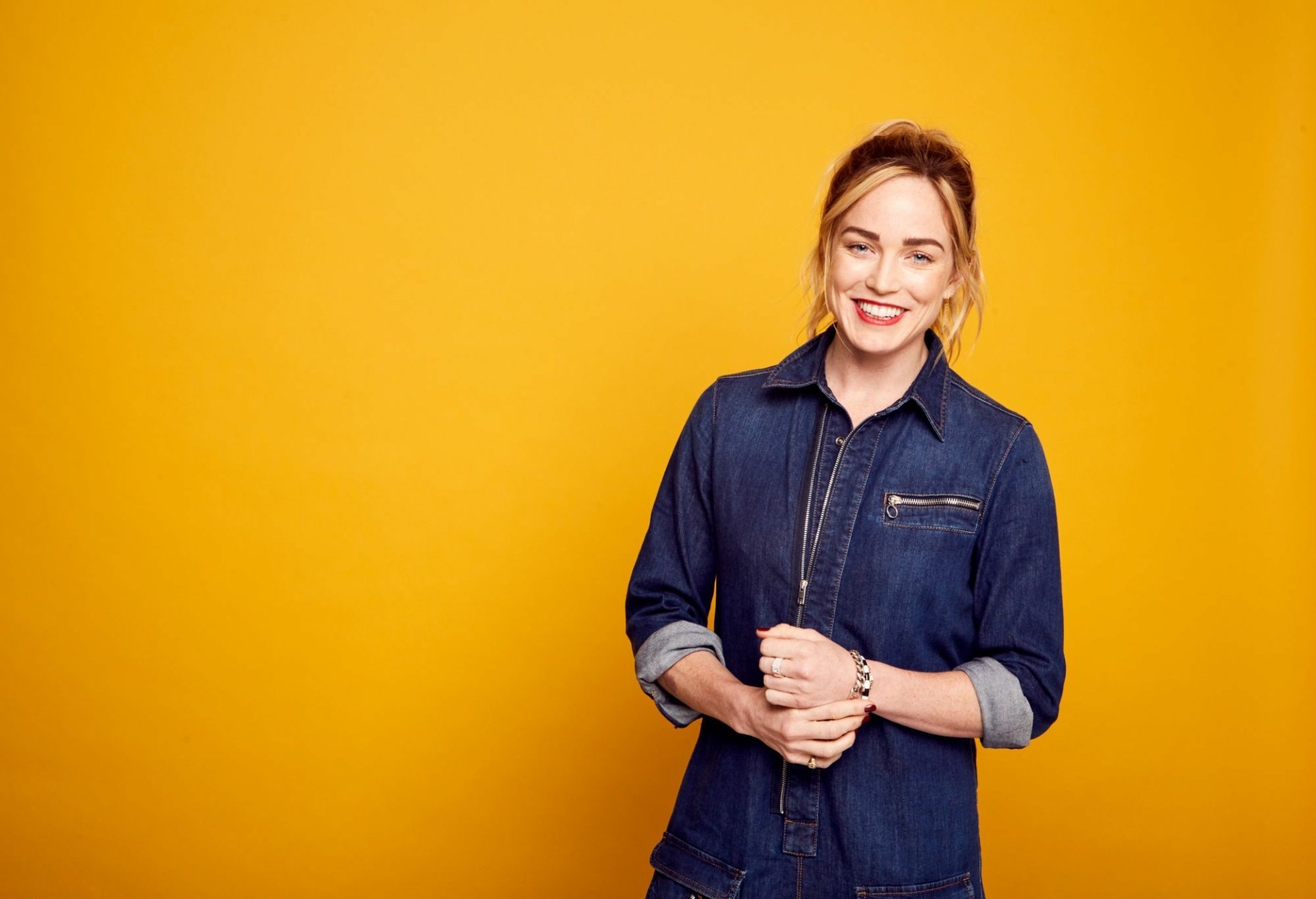 Download Smile Lipstick Blue Eyes American Blonde Actress Celebrity Caity Lotz HD Wallpaper