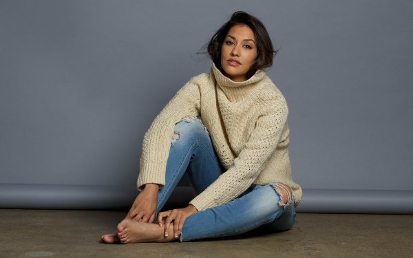 Mujeres Janina Gavankar Actrices Estados Unidos Sweater Jeans Actress American Morena Brown Eyes Fondo de pantalla HD | Fondo de Escritorio