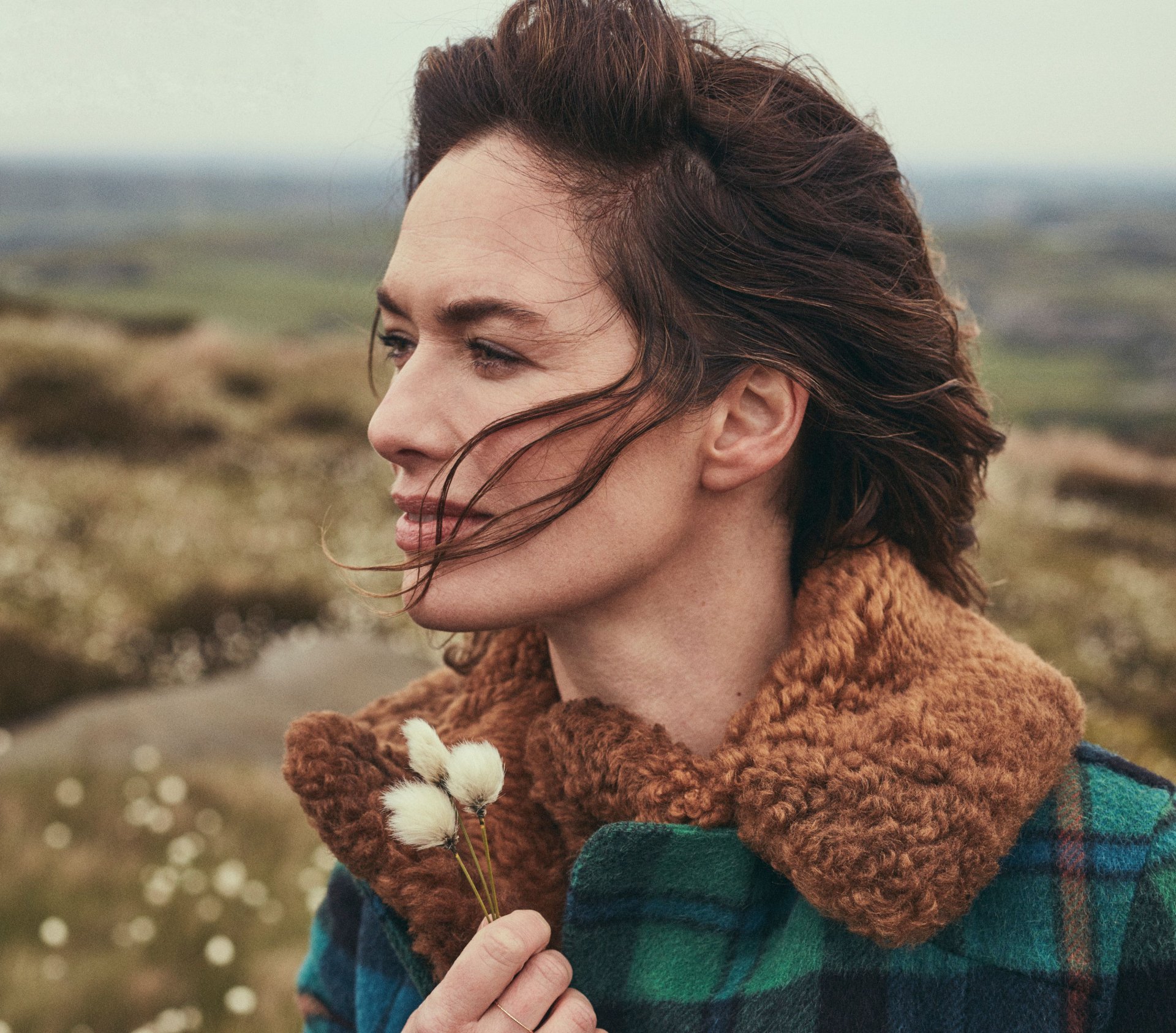 Wind-Swept Celebrity Muse — 4K Ultra HD Wallpaper