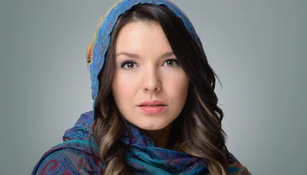 Close-up of a brunette model’s face with brown eyes and a colorful veil, captured as a 4K Ultra HD PC desktop wallpaper and background.