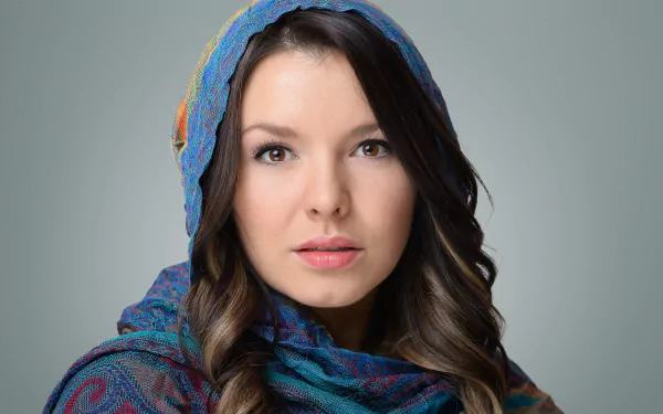 Close-up of a brunette model’s face with brown eyes and a colorful veil, captured as a 4K Ultra HD PC desktop wallpaper and background.