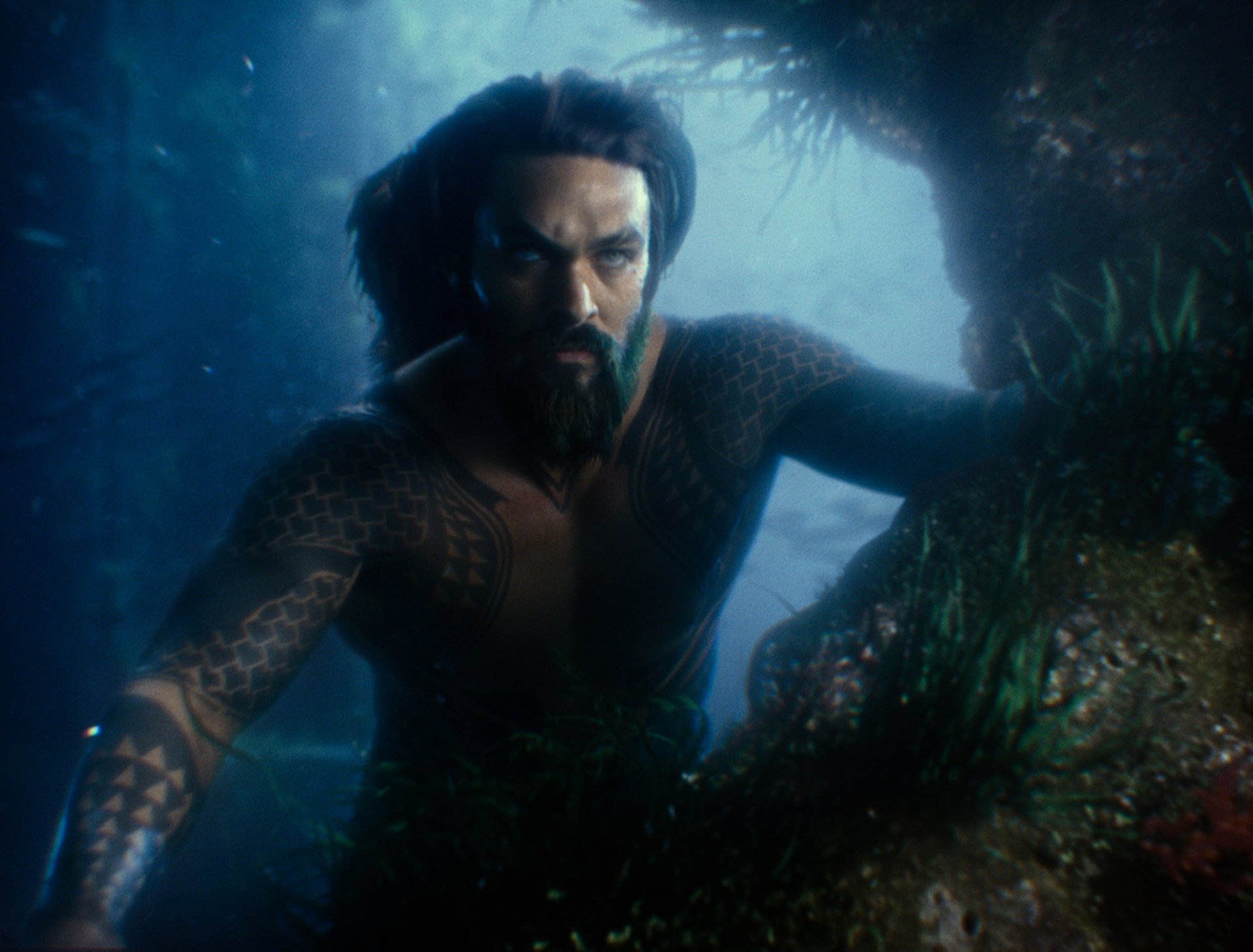 HD PC desktop wallpaper featuring Jason Momoa as Aquaman from the Justice League movie, depicted underwater with intense expression and detailed tattoos.