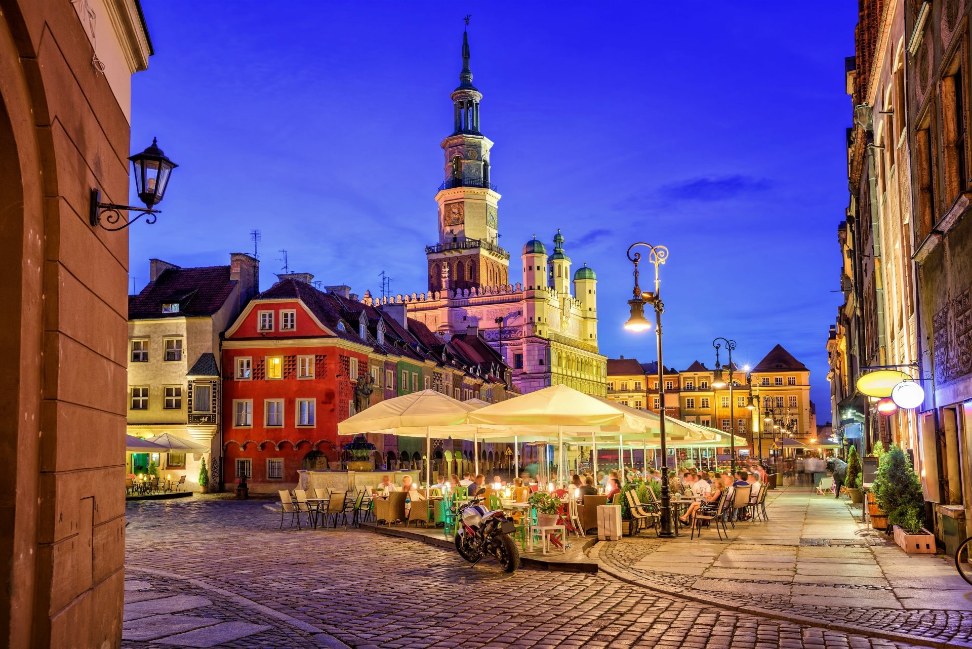 Town Square in Poland 4k Ultra HD Wallpaper - Background Image - 4800x3204
