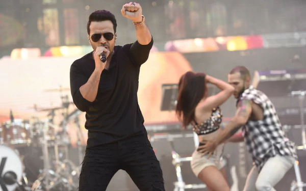 HD desktop wallpaper featuring a dynamic stage performance with Luis Fonsi singing and dancers in the background.