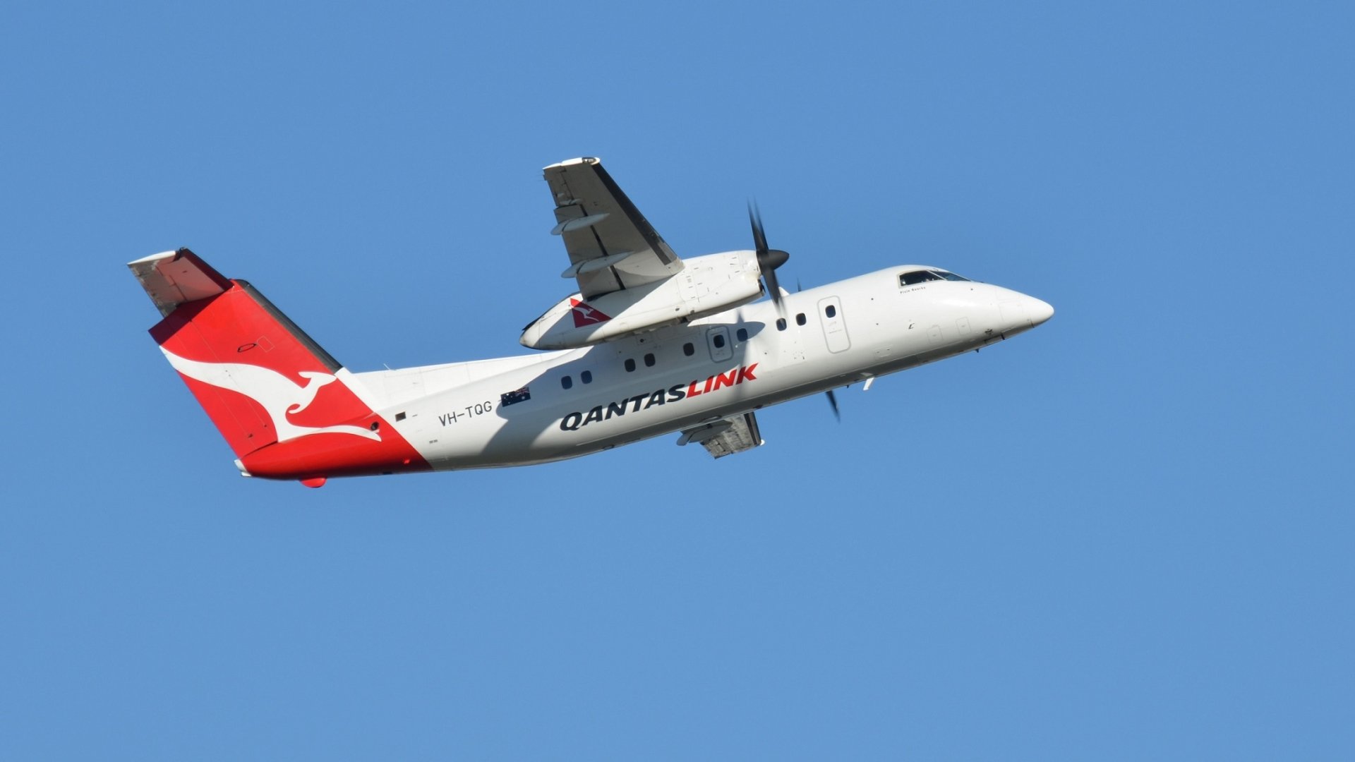 VH-TQG (cn 430) QantasLink DHC-8-201 Dash 8, 'New Roo' Livery Sydney ...