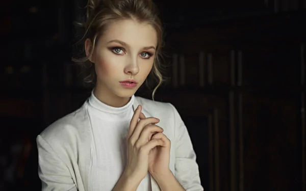 HD desktop wallpaper featuring model Alice Tarasenko, a blonde woman with striking green eyes, posed thoughtfully against a dark background.