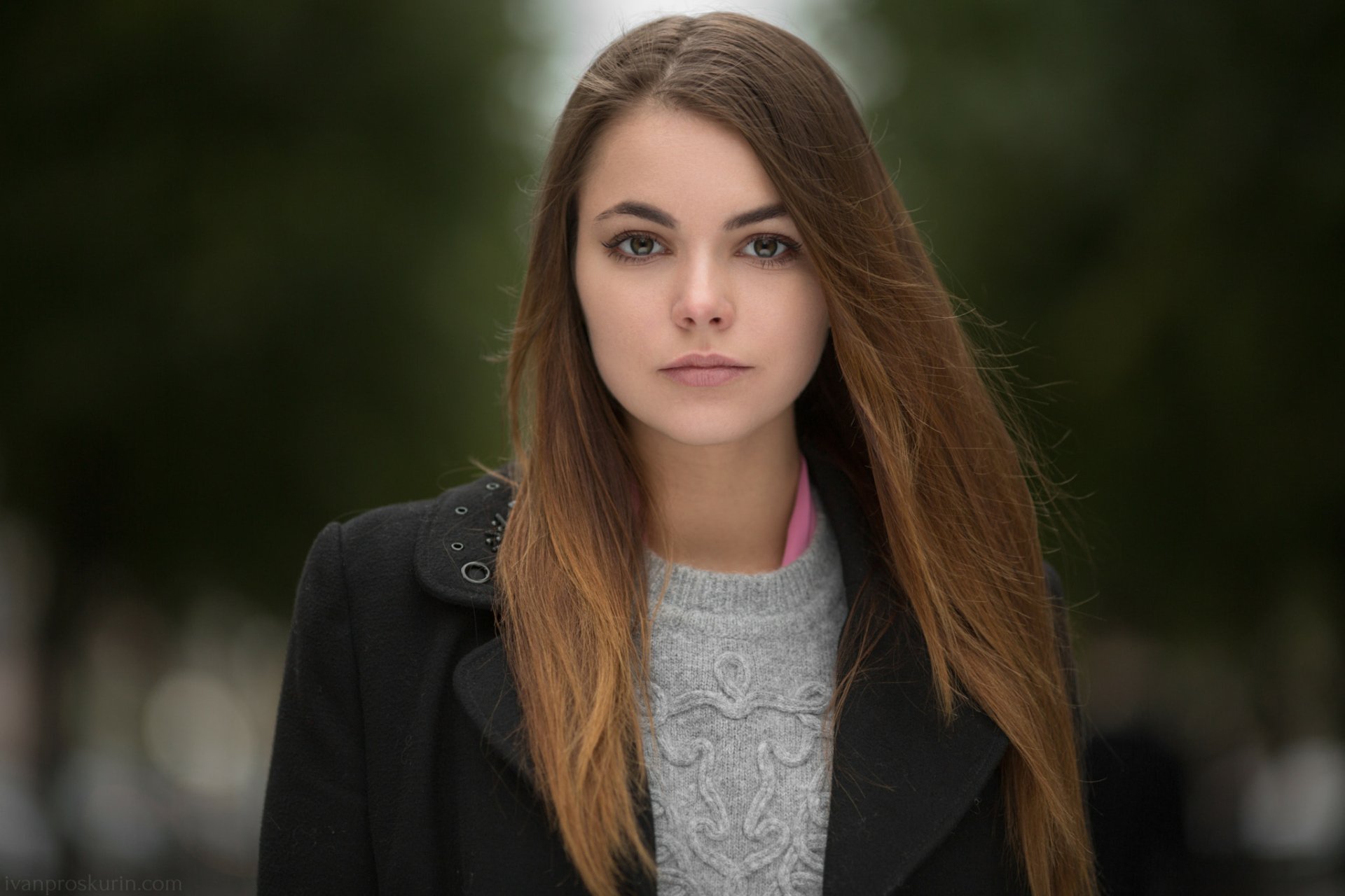 HD desktop wallpaper featuring a brunette woman with long hair in sharp focus against a blurred background, showcasing depth of field in a model portrait.