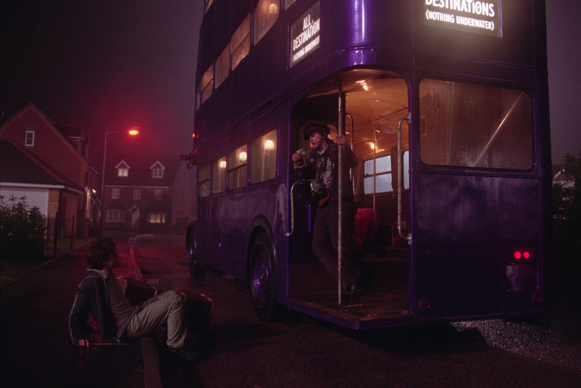 HD desktop wallpaper featuring Daniel Radcliffe as Harry Potter boarding the Knight Bus from the movie Harry Potter and the Prisoner of Azkaban at night.