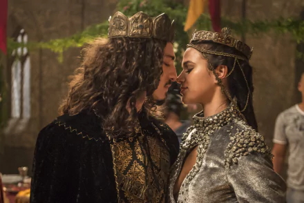 HD wallpaper from Deus Salve o Rei featuring two royals in a close, intimate pose, wearing crowns and regal attire.