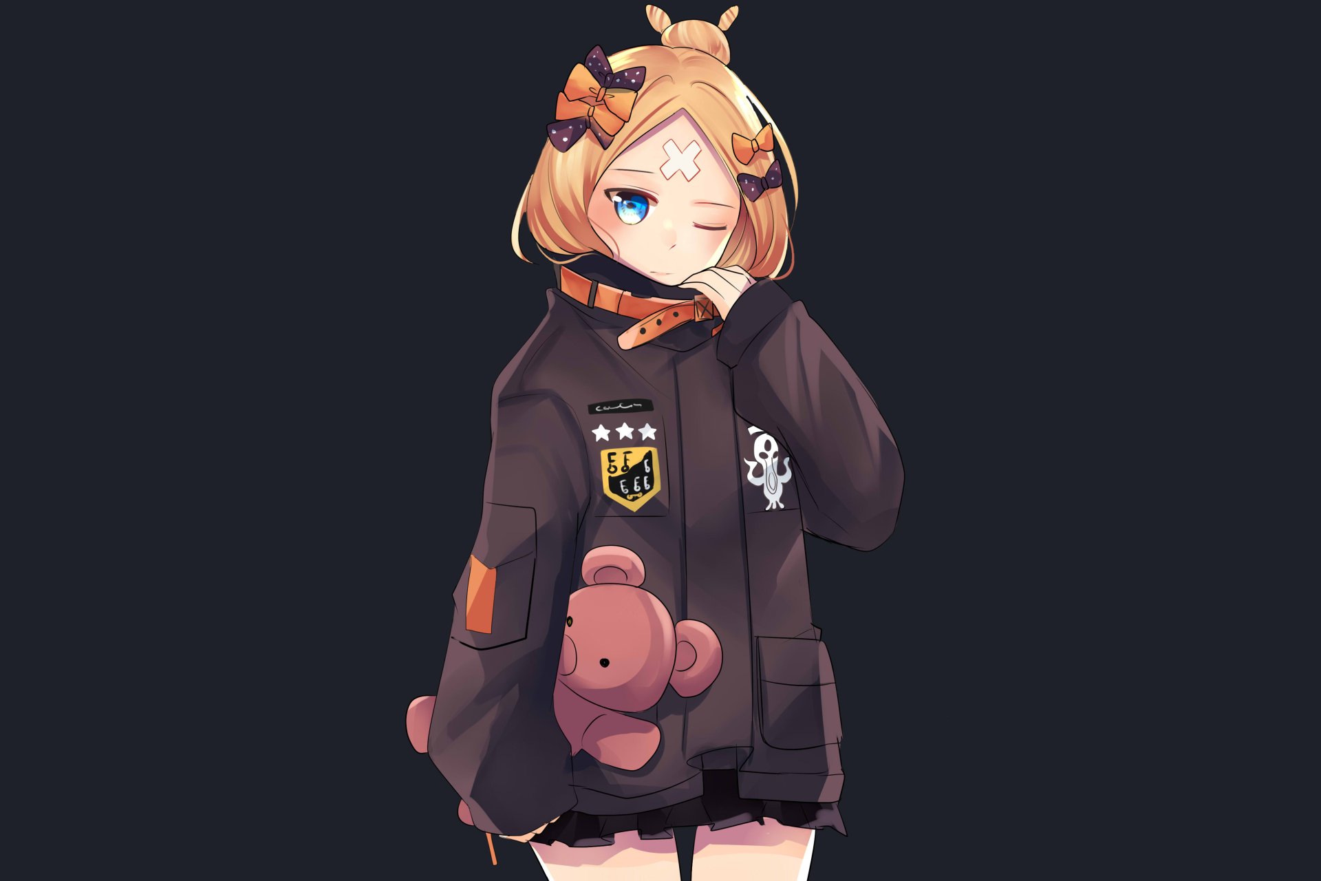 4K Ultra HD anime-style wallpaper of Abigail Williams from Fate/Grand Order, featuring her in a dark hoodie holding a teddy bear against a plain background.