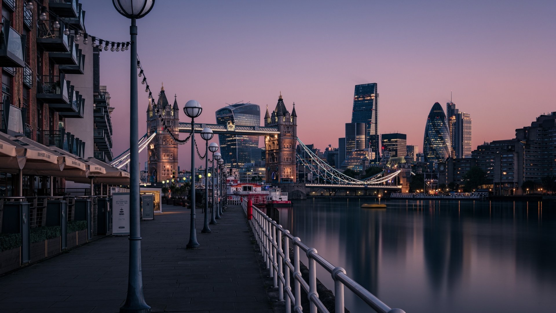 A stunning 4K Ultra HD view of London’s Tower Bridge and London Bridge at dusk, showcasing iconic man-made structures along the River Thames skyline.