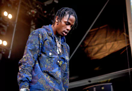 HD desktop wallpaper and background featuring a person on stage in a blue patterned jacket.