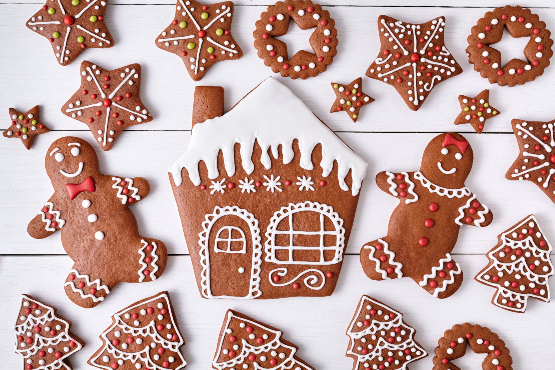 4K Ultra HD desktop wallpaper featuring festive gingerbread cookies shaped like stars, wreaths, a house, and gingerbread people decorated with white icing for Christmas.
