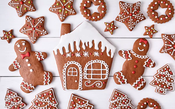 4K Ultra HD desktop wallpaper featuring festive gingerbread cookies shaped like stars, wreaths, a house, and gingerbread people decorated with white icing for Christmas.