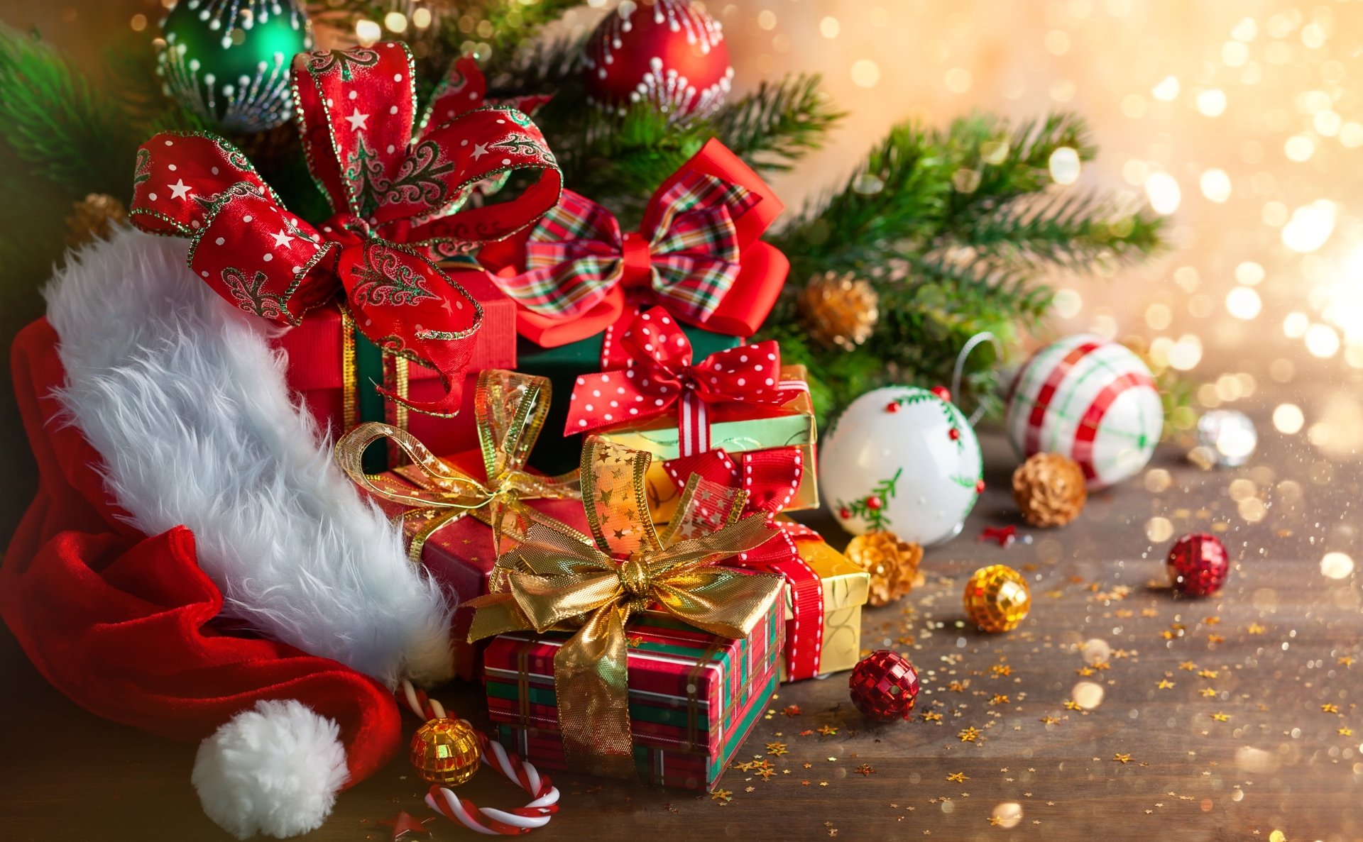 Download Santa Hat Bokeh Gift Holiday Christmas 4k Ultra HD Wallpaper